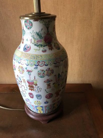 null Canton porcelain vase decorated with familiar utensils. Height : 32.5cm