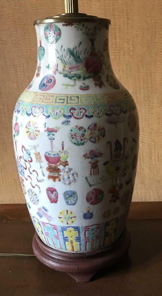 null Canton porcelain vase decorated with familiar utensils. Height : 32.5cm