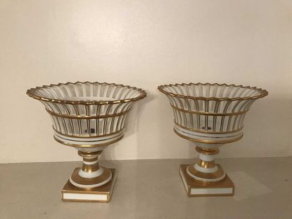 null Pair of openwork vases in white and gold porcelain. Used 22.5 cm Ref16eme