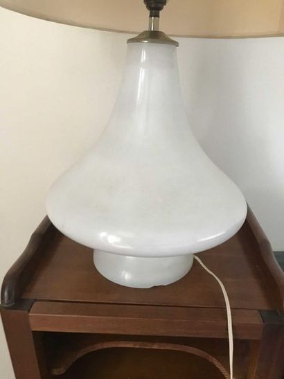 null Lampe verre opalin blanc Accident à la base Haut : 35cm Ref16eme