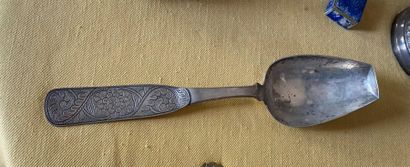 null Grande cuiller bolivienne en métal argenté à décor gravé Long : 37.5cm Ref ...