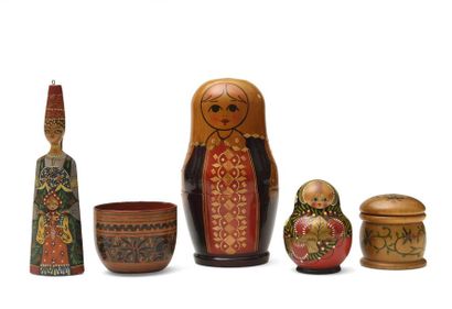 null 221 Lot de 5 objets folkloriques russes en bois. XXe siècle.
