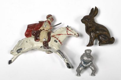 null Trois figurines modernes : deux cavaliers des dromadaires, grand modèle, une...