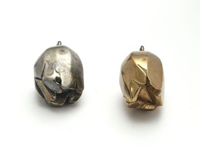 null Kristine TISSIER (1928 - 2010) Cinq pendentifs dits 'bourgeons', deux bronzes...