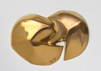 null Kristine TISSIER (1928 - 2010) Deux pendentifs dits 'couple enlacé' en bronze...