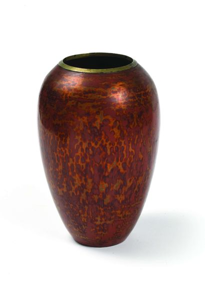 null 203 Jean DUNAND (1877-1942) Vase de forme conique à épaulement renflé en cuivre...