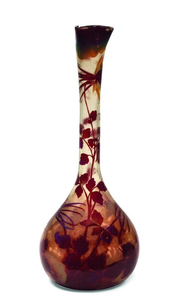 null GALLÉ. Vase pansu à long col droit trilobé pincé à chaud en verre multicouche...