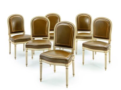 null Suite de six chaises et quatre fauteuils en bois laqué crème, accotoirs et pieds...