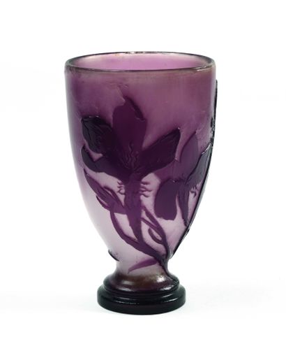 null GALLÉ. Coupe à piédouche en verre multicouche à décor floral violet-parme dégagé...