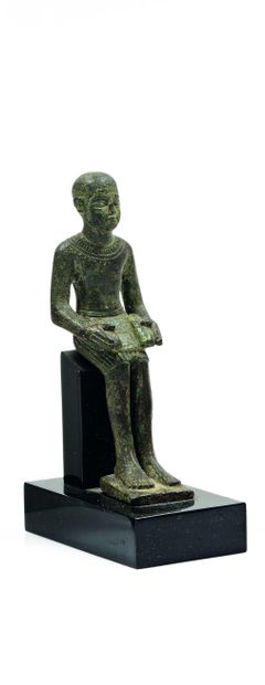 null Statuette représentant le dieu Imhotep assis il est vêtu d'un pagne court et...
