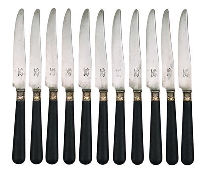 null Lot en métal argenté comprenant : - Suite de 11 couteaux, manche ébène (fentes),...