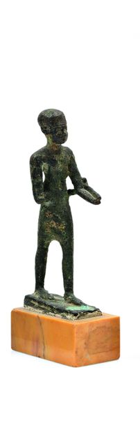 null Statuette représentant un personnage vêtu d'un pagne court dans l'attitude de...
