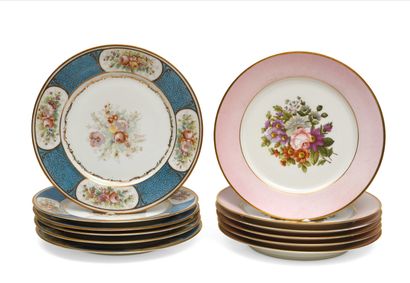 null 118 Suite de six assiettes en porcelaine blanche et or, l’aile rose et à décor...