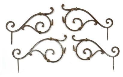 null 177 Four scrollwork sconces with lead bows. 19th century. Length : 50 cm
