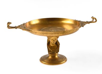 null 286 Attribuée à BARBEDIENNE Coupe en bronze doré ornée d’un médaillon représentant...