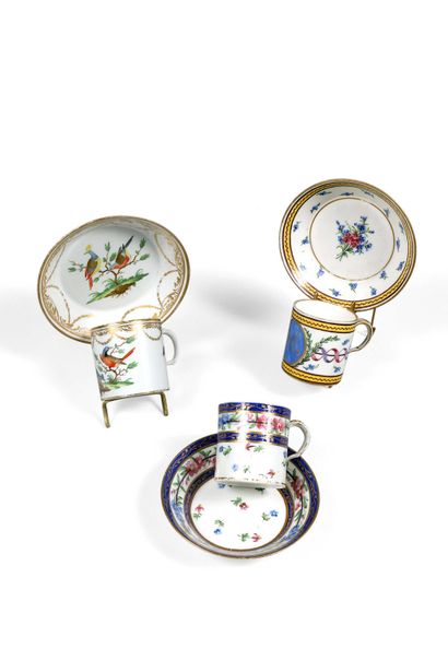 null 103 Sèvres Deux gobelets Hébert et leurs soucoupes en porcelaine tendre à décor...
