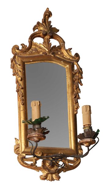 null 240 Paire d’appliques miroir en bois doré Italie XVIIIe siècle. (Manques). H....