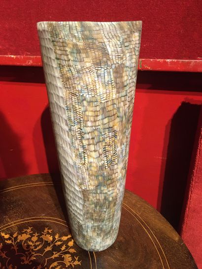 null 304 GEB Grand vase conique en verre soufflé à col légèrement modelé à chaud...