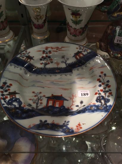 null 189 Chine Assiette en porcelaine à décor bleu, rouge et or dit Imari de muraille...