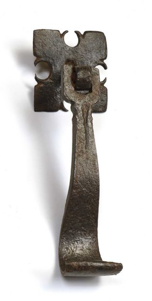 null 181 Pendeloque knocker, small cut-out plate. 17th century. Height : 15 cm