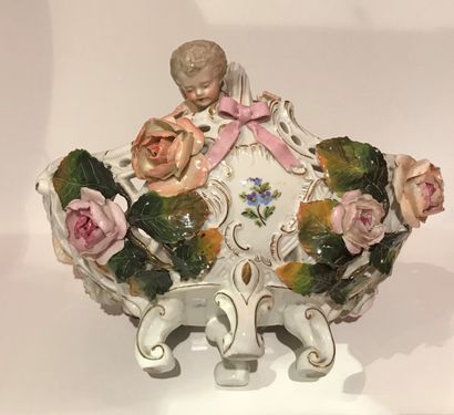 null 131 Panier en porcelaine polychromée et ajouré, à décor de Cupidon et de roses...