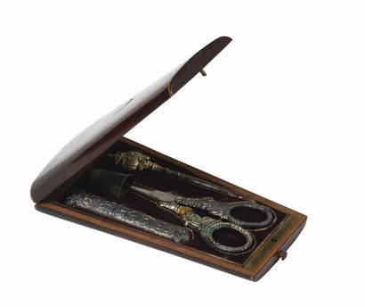 null 221 Silver sewing kit in its amaranth case. 19th century. Length : 12 cm Accident...