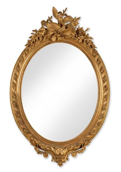 null 271 Miroir ovale en bois et stuc doré à décor de ruban torsadé, fleurs, feuillages,...