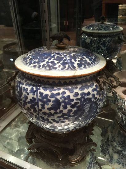 null 200 Chine Pot couvert en porcelaine à décor en camaïeu bleu de lotus. XVIIIe...