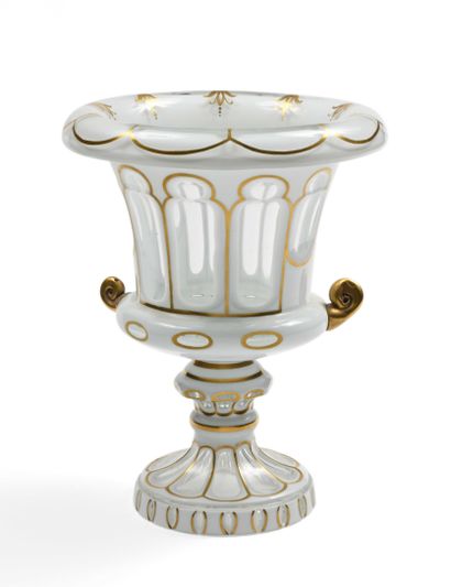 null 122 Vase Médicis en cristal overlay blanche et rehauts d’or. XIXème siècle....