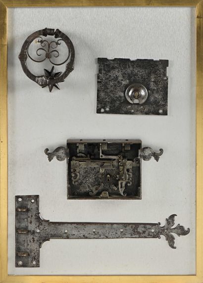 null 168 Panneau présentant quatre pièces de serrurerie, dont un heurtoir et une...
