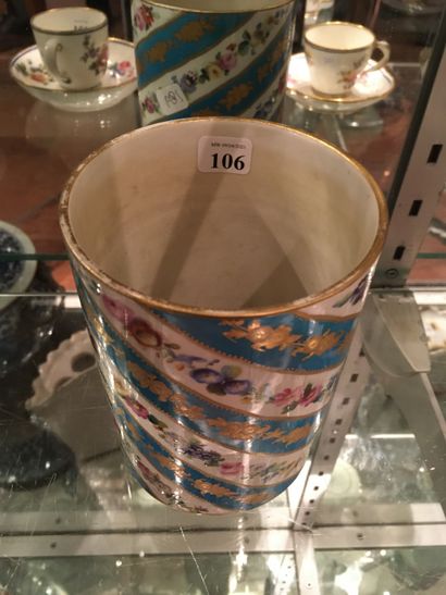 null 106 Sèvres (genre de) Pot cylindrique en porcelaine à décor polychrome de guirlandes...