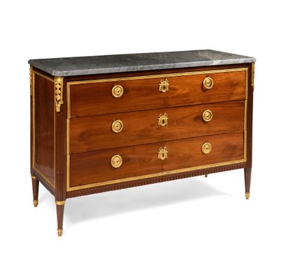 null 257 Mahogany and mahogany veneer chest of drawers, opening with four drawers...