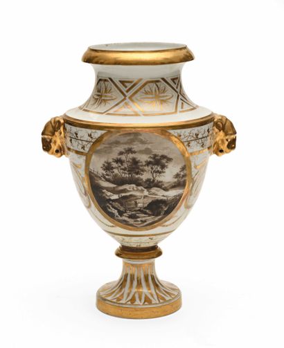 null 121 Vase Médicis en porcelaine de Paris blanche et or décorée de deux médaillons...