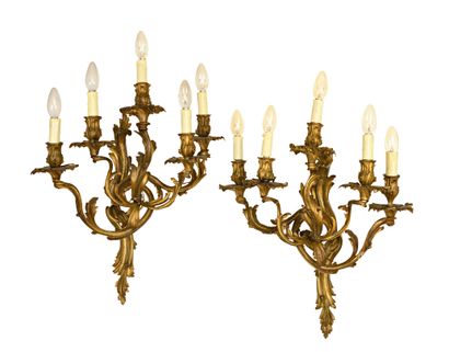 null 281 Paire d’appliques en bronze doré de style Louis XV, à cinq lumières. Epoque...