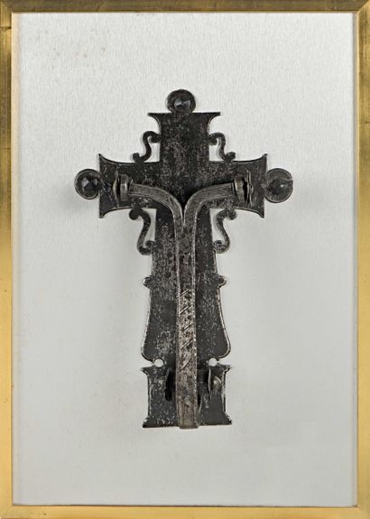 null 160 Panel with a wrought iron knocker engraved in the shape of a Y, on its original...