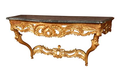 null 265 Imposante console en bois sculpté et doré de style Louis XV à décor de feuillage...