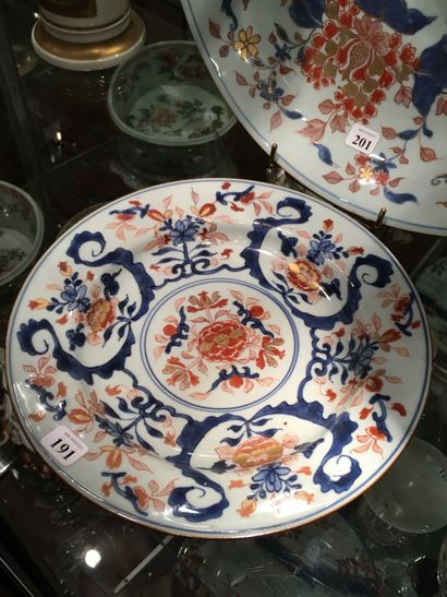 null 191 Chine Plat rond en porcelaine à décor polychrome des émaux de la Famille...