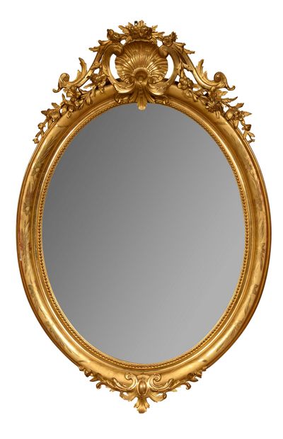 null 272 Oval mirror in stucco and gilded wood, decorated with a shell framed with...