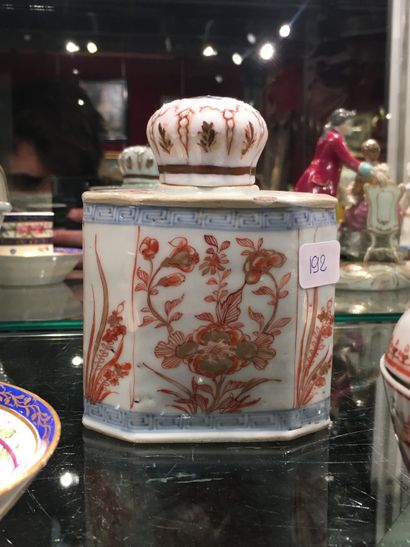 null 192 Chine Deux boîtes à thé en porcelaine à décor en rouge de fer et or de tiges...