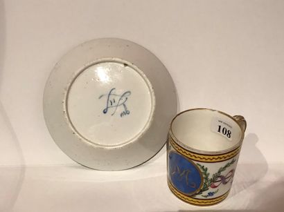 null 108 Sèvres Gobelet litron et sa soucoupe de la troisième grandeur en porcelaine...