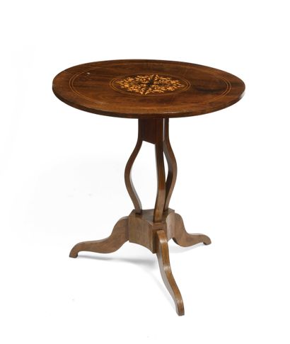 null 262 Pedestal table with tilting top, inlaid with light wood with nets and scrolls....