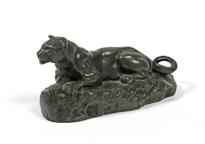 null 306 BARYE Antoine Louis (1796-1875), d’après. Lionne couchée en bronze à patine...