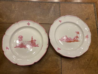 null 90 Niderviller Two small round earthenware dishes decorated in pink monochrome...