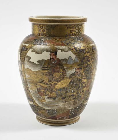 null Vase en grès de Satsuma à décor de samouraïs dans des réserves. Japon. Haut :...