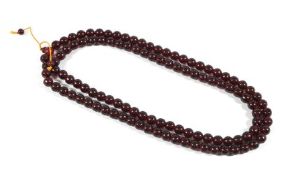 null Collier de prière « Mala » orné de 108 perles en Bakélite rouge. Lg : 148cm
