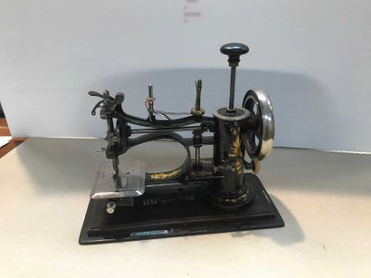 null Ref: 175 Piston sewing machine, brand AVRIAL With its box.