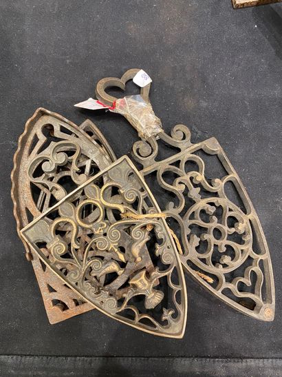 null Ref: 124 Four openwork cast iron iron rests, 19th century. One foot loose.