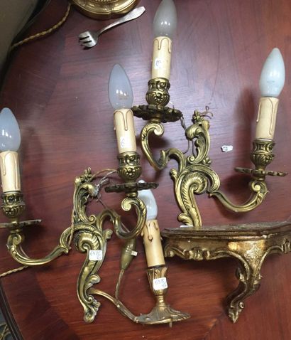 null Two Louis XV style wall lights, Rocaille style gilded wood mirror, Rocaille...