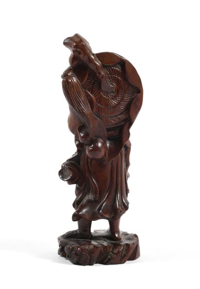null 183 Figure d'homme en bois sculpté. Chine vers 1920. 16cm