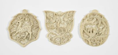 null 3 Ivory pendants China around 1850 Length : 6.5cm - 6cm - 6.5cm